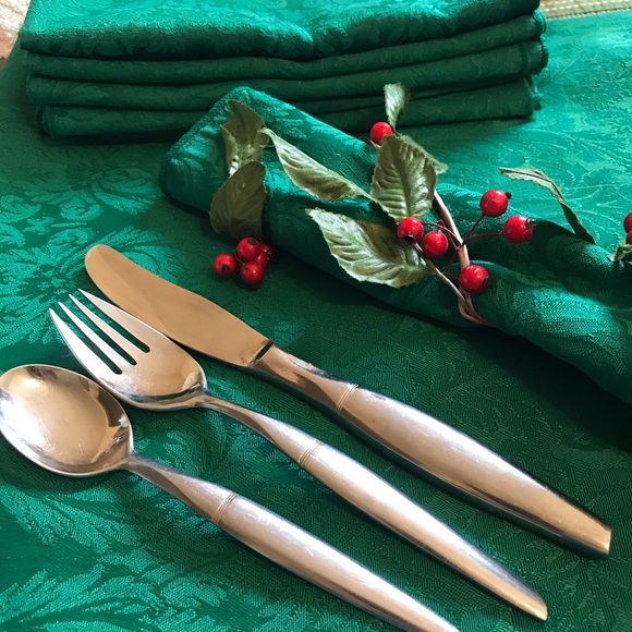 Other - Green holiday tablecloth 58” by 81” with 6 matching napkins Nice brocade pattern